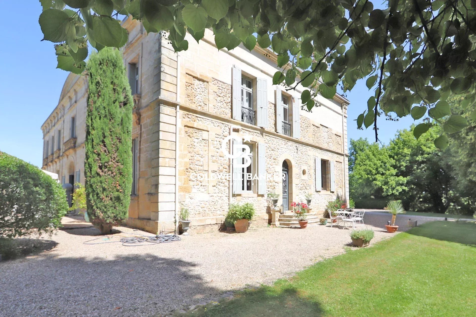 Riverfront Castle, Park, Pool, Outbuildings