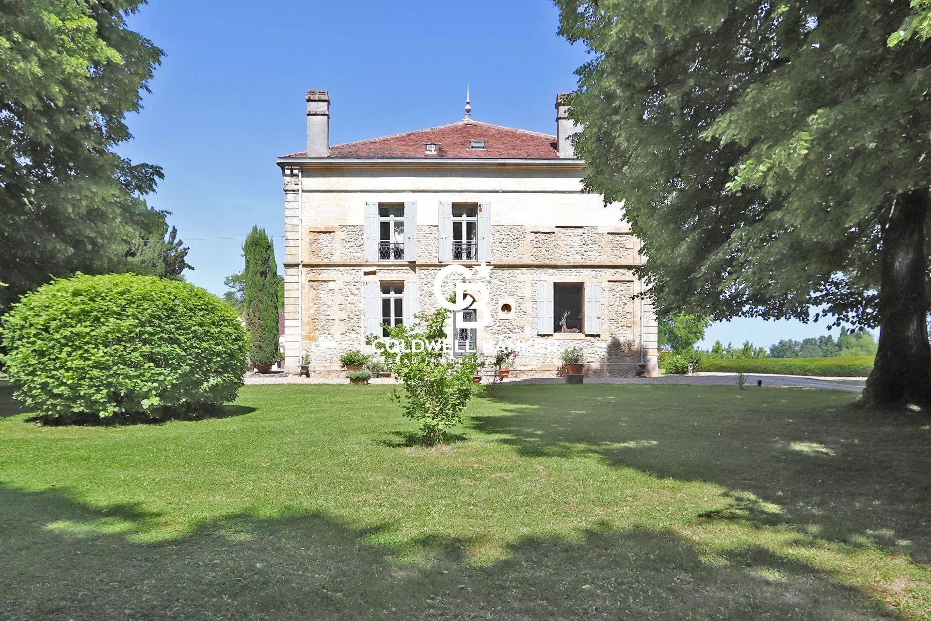 Riverfront Castle, Park, Pool, Outbuildings