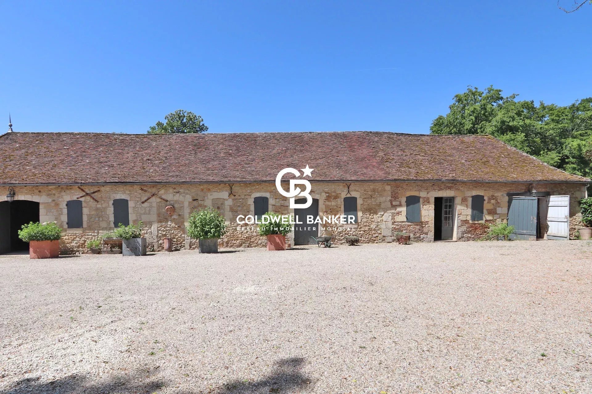 Riverfront Castle, Park, Pool, Outbuildings