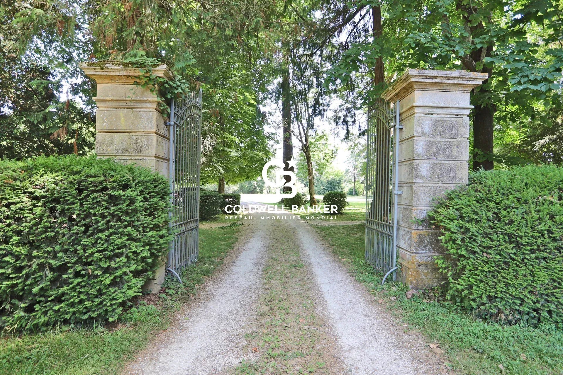 Riverfront Castle, Park, Pool, Outbuildings