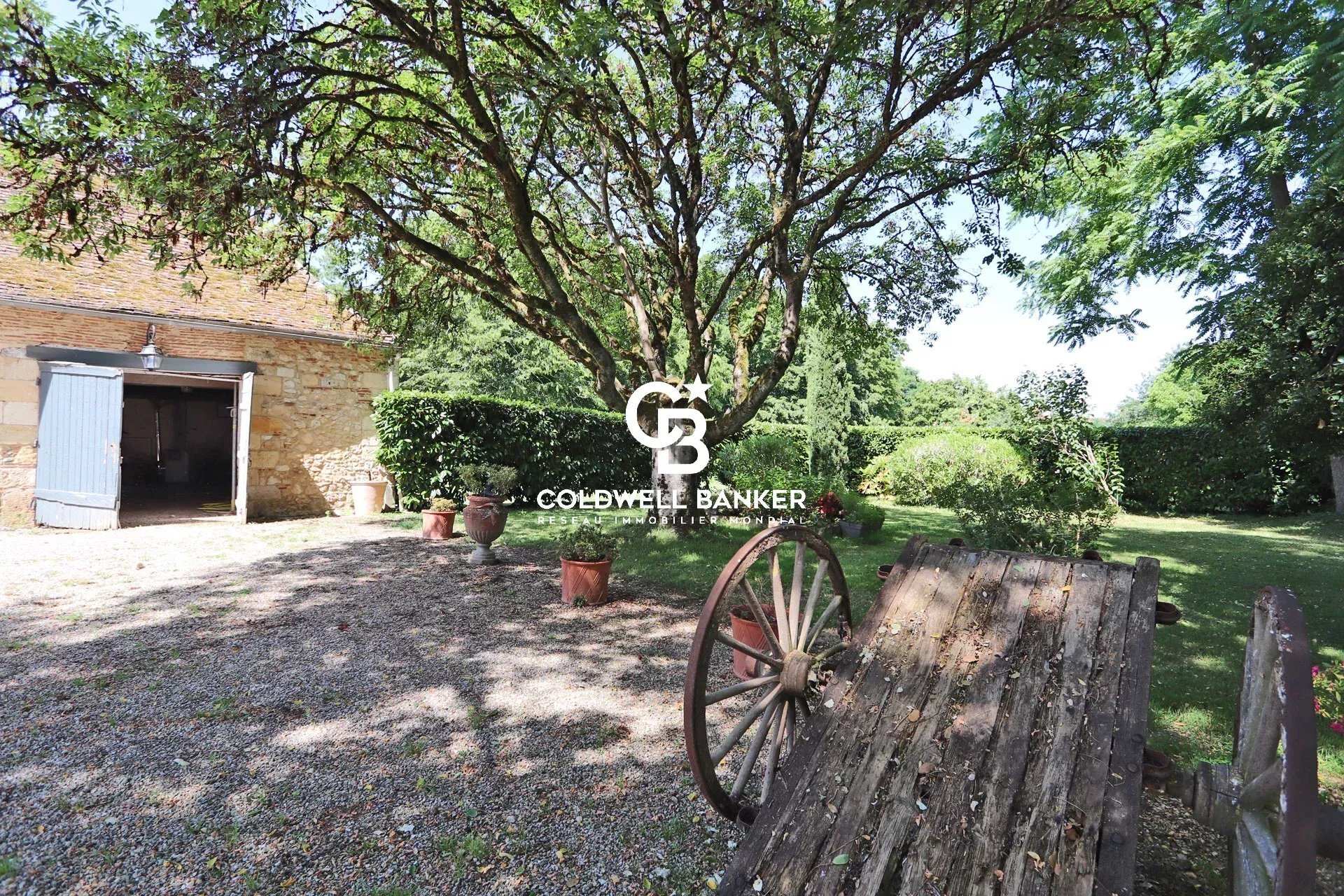 Riverfront Castle, Park, Pool, Outbuildings
