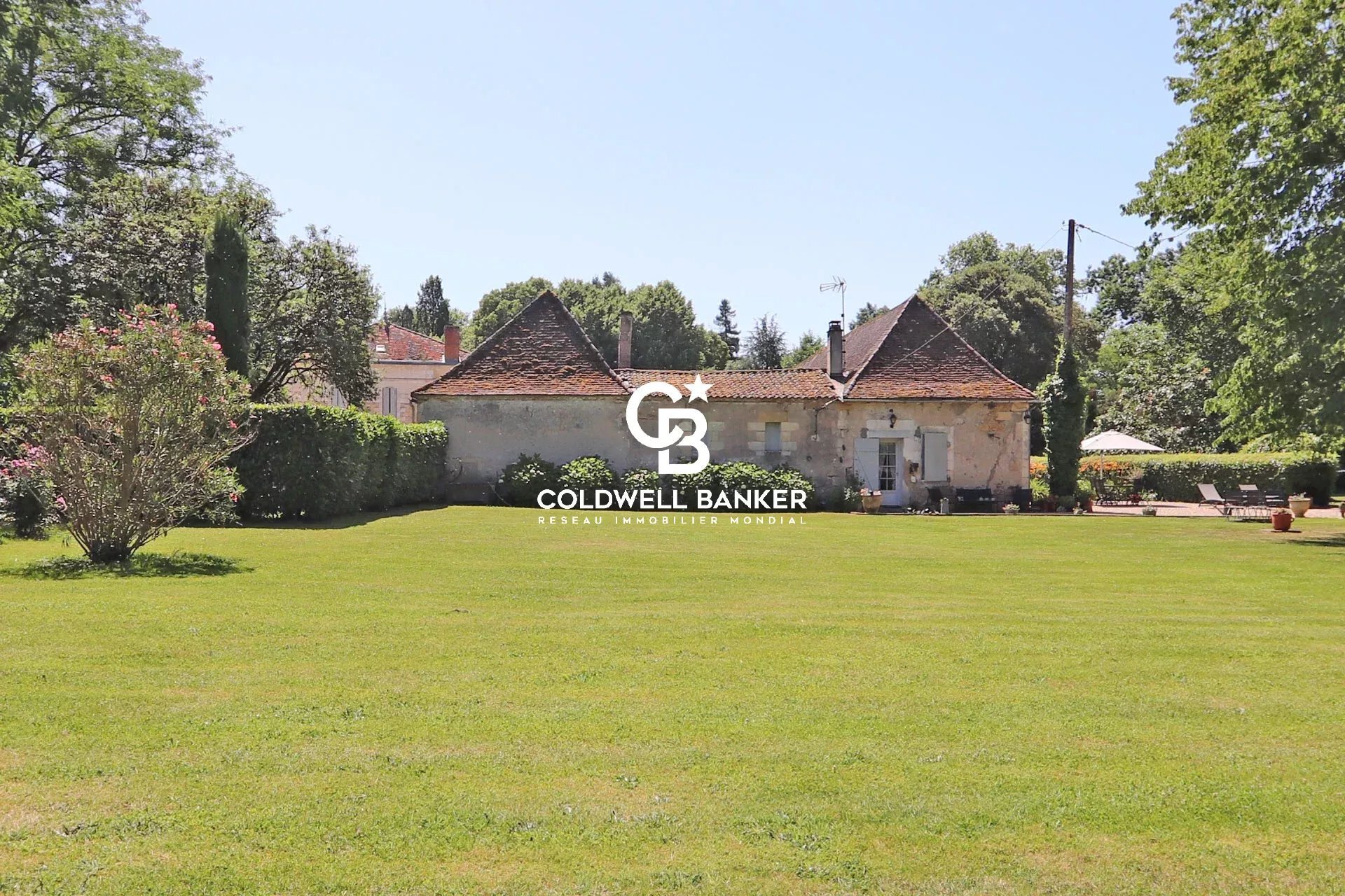 Riverfront Castle, Park, Pool, Outbuildings