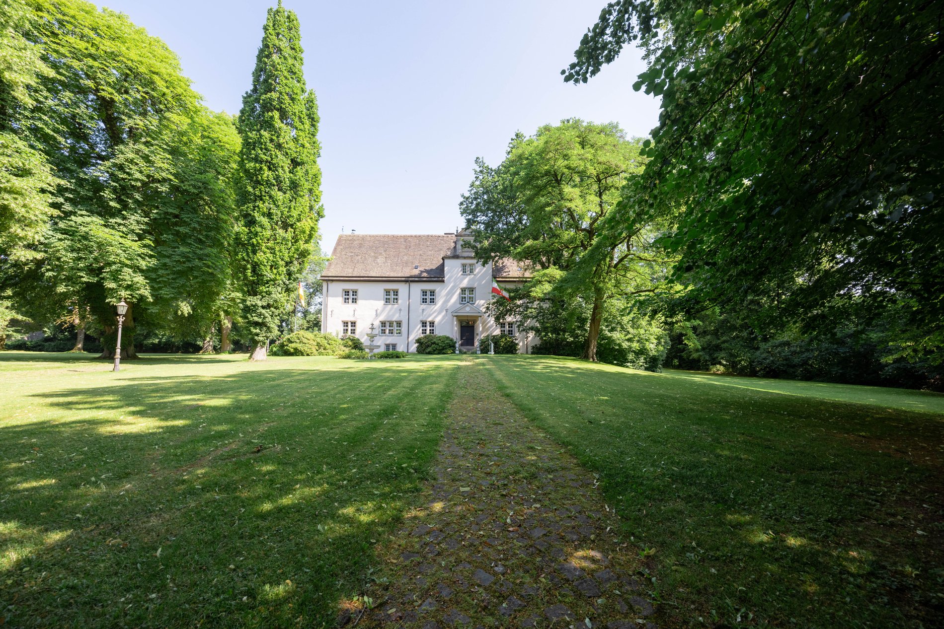 Schloss Alverdissen – Ein Kulturdenkmal Von Außergewöhnlicher Geschichte Und Zeitloser Eleganz