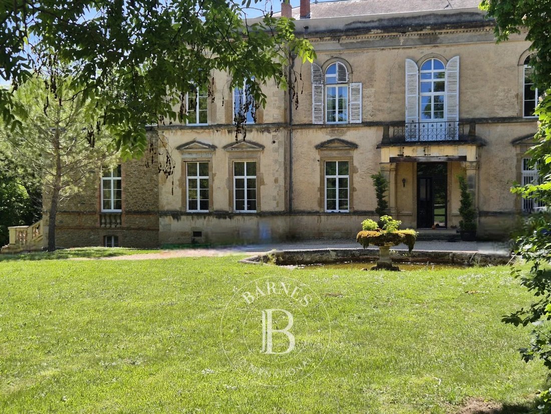 South Of Clermont Ferrand, An Elegant Family Home Nestled Between A Landscaped Park And The Auvergne