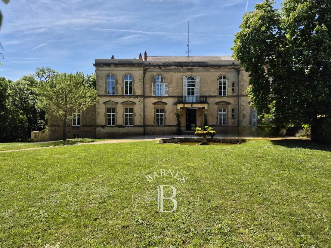 South Of Clermont Ferrand, An Elegant Family Home Nestled Between A Landscaped Park And The Auvergne - 2