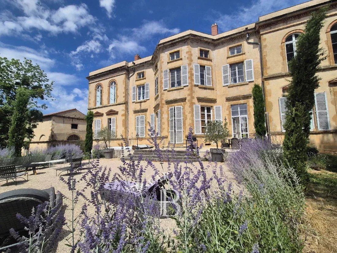 South Of Clermont Ferrand, An Elegant Family Home Nestled Between A Landscaped Park And The Auvergne - 4