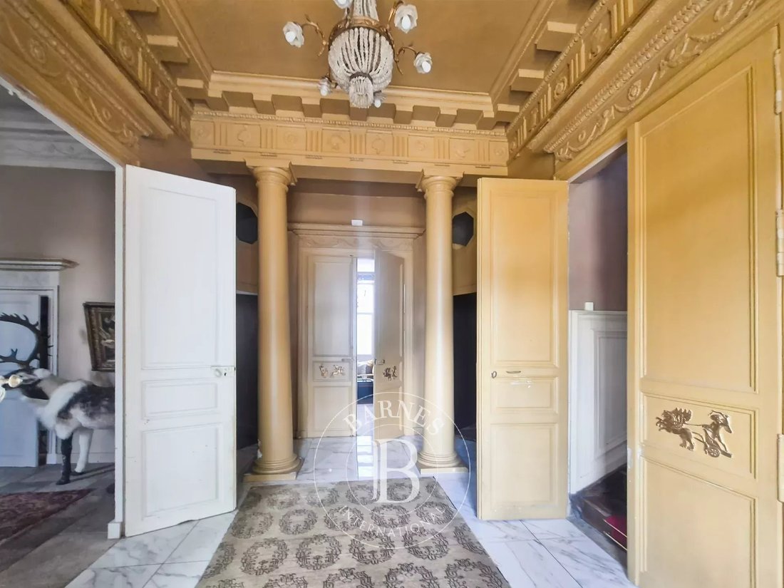 South Of Clermont Ferrand, An Elegant Family Home Nestled Between A Landscaped Park And The Auvergne