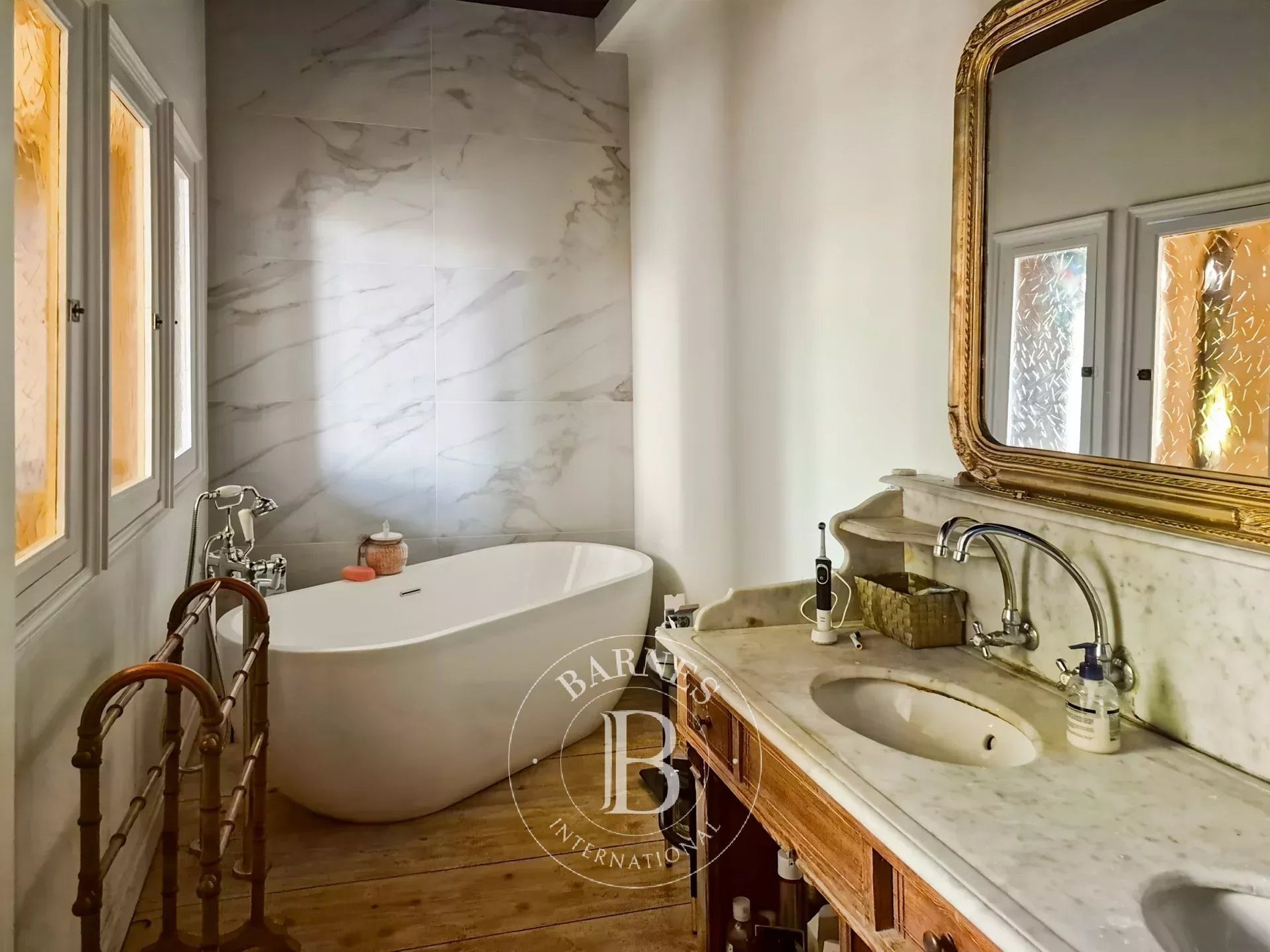 South Of Clermont Ferrand, An Elegant Family Home Nestled Between A Landscaped Park And The Auvergne