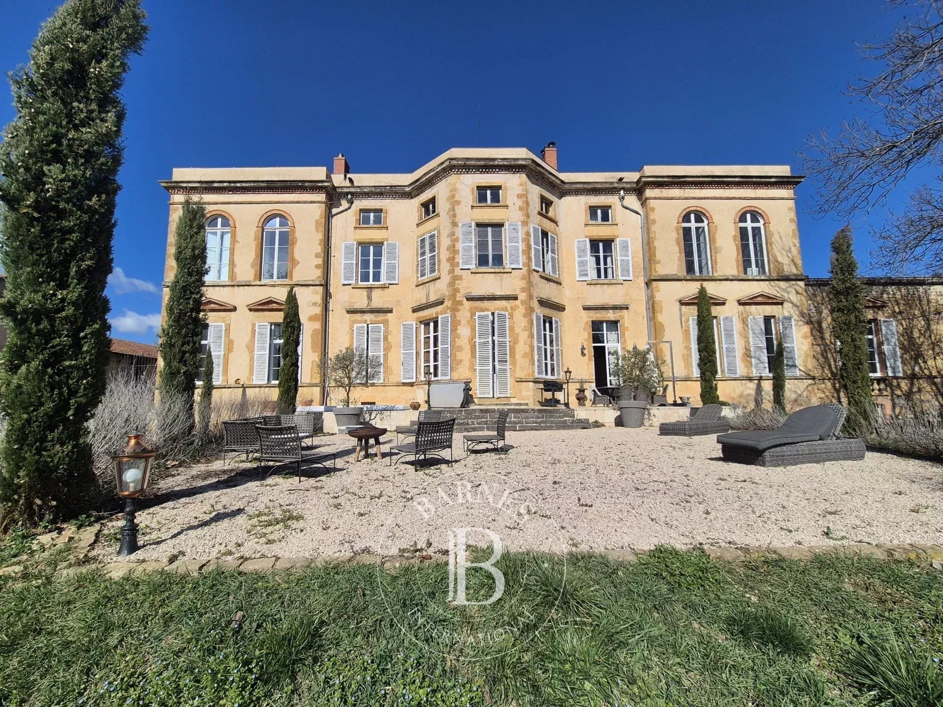 South Of Clermont Ferrand, An Elegant Family Home Nestled Between A Landscaped Park And The Auvergne