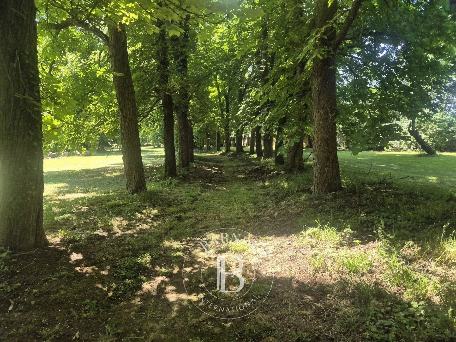 South Of Clermont Ferrand, An Elegant Family Home Nestled Between A Landscaped Park And The Auvergne