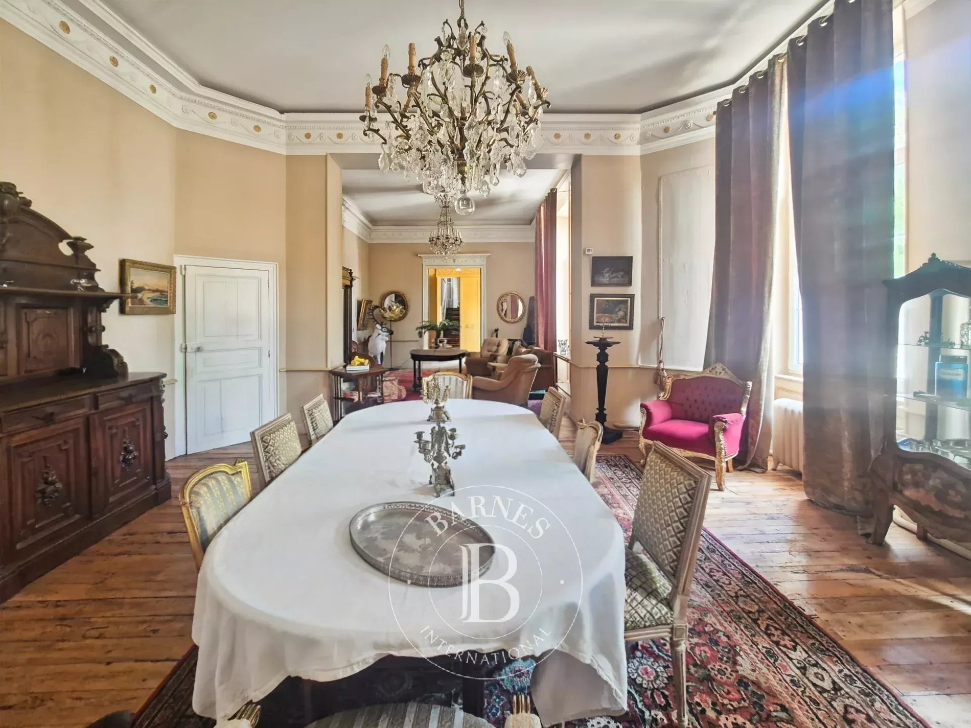 South Of Clermont Ferrand, An Elegant Family Home Nestled Between A Landscaped Park And The Auvergne