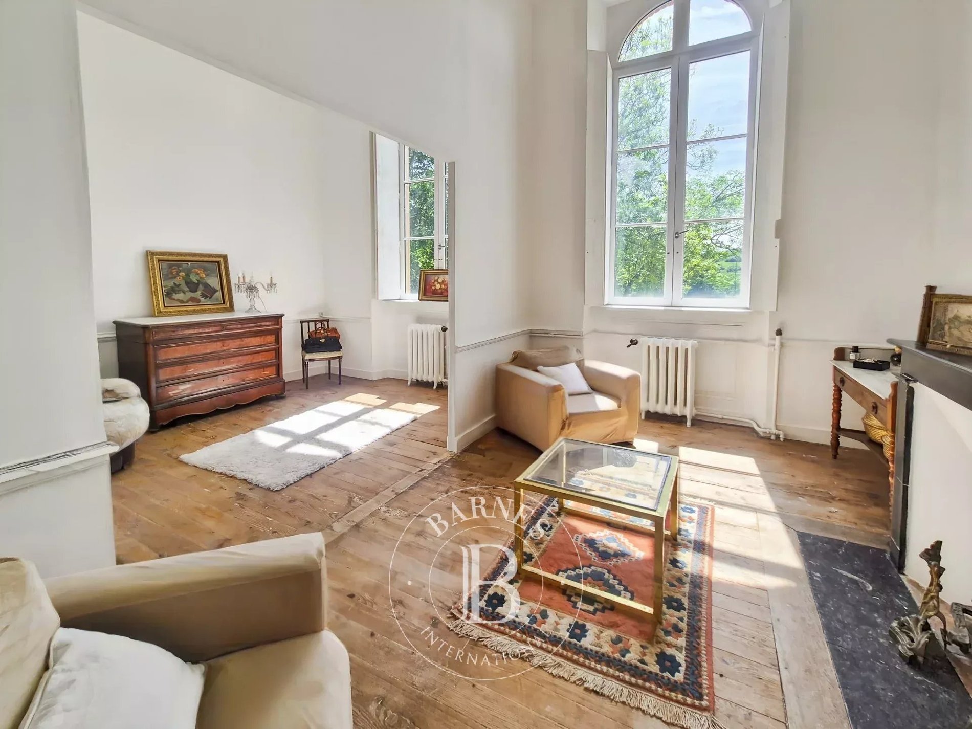 South Of Clermont Ferrand, An Elegant Family Home Nestled Between A Landscaped Park And The Auvergne