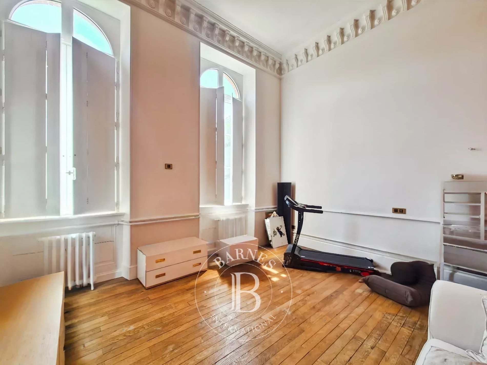 South Of Clermont Ferrand, An Elegant Family Home Nestled Between A Landscaped Park And The Auvergne