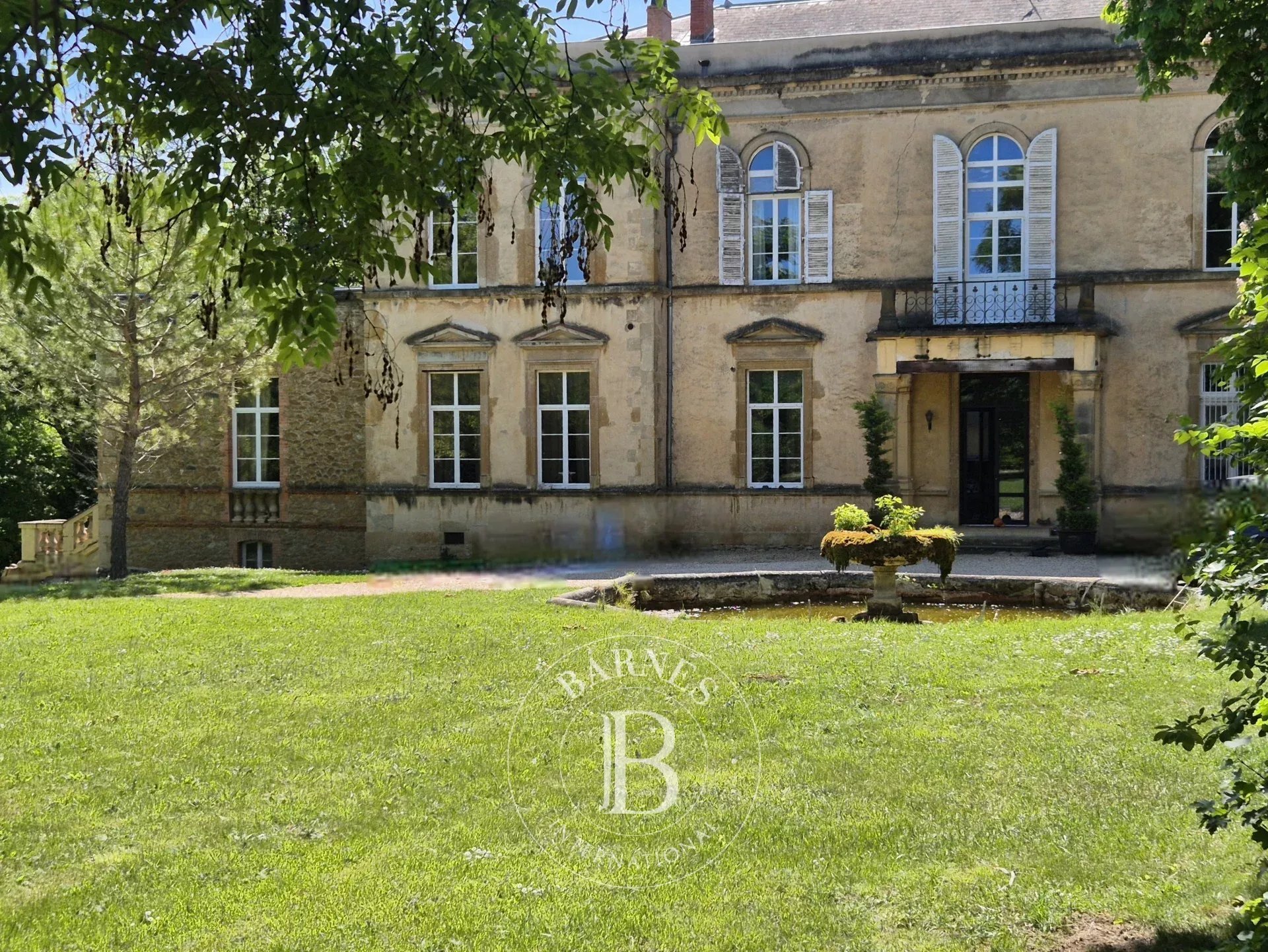 South Of Clermont Ferrand, An Elegant Family Home Nestled Between A Landscaped Park And The Auvergne