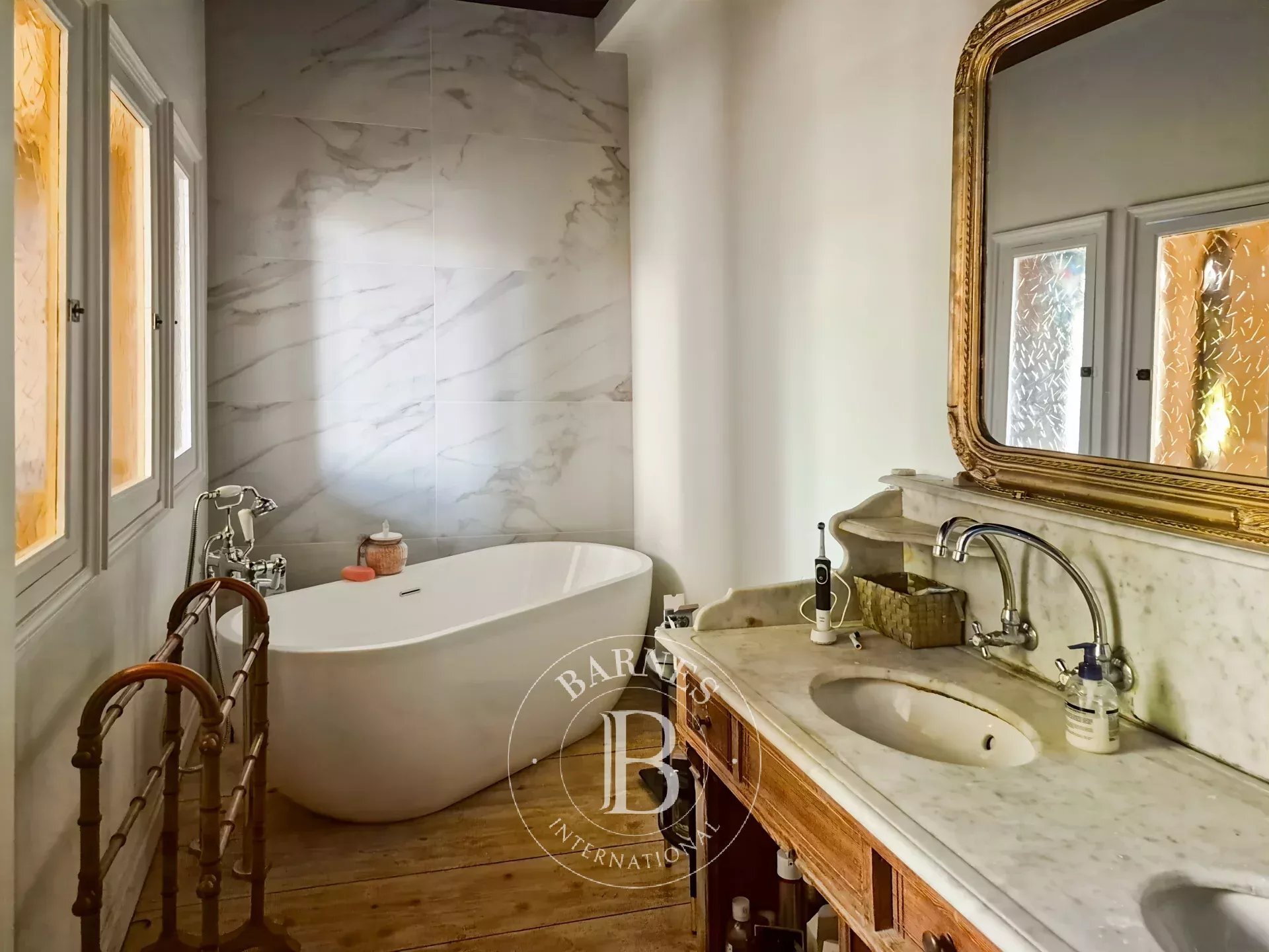 South Of Clermont Ferrand, An Elegant Family Home Nestled Between A Landscaped Park And The Auvergne