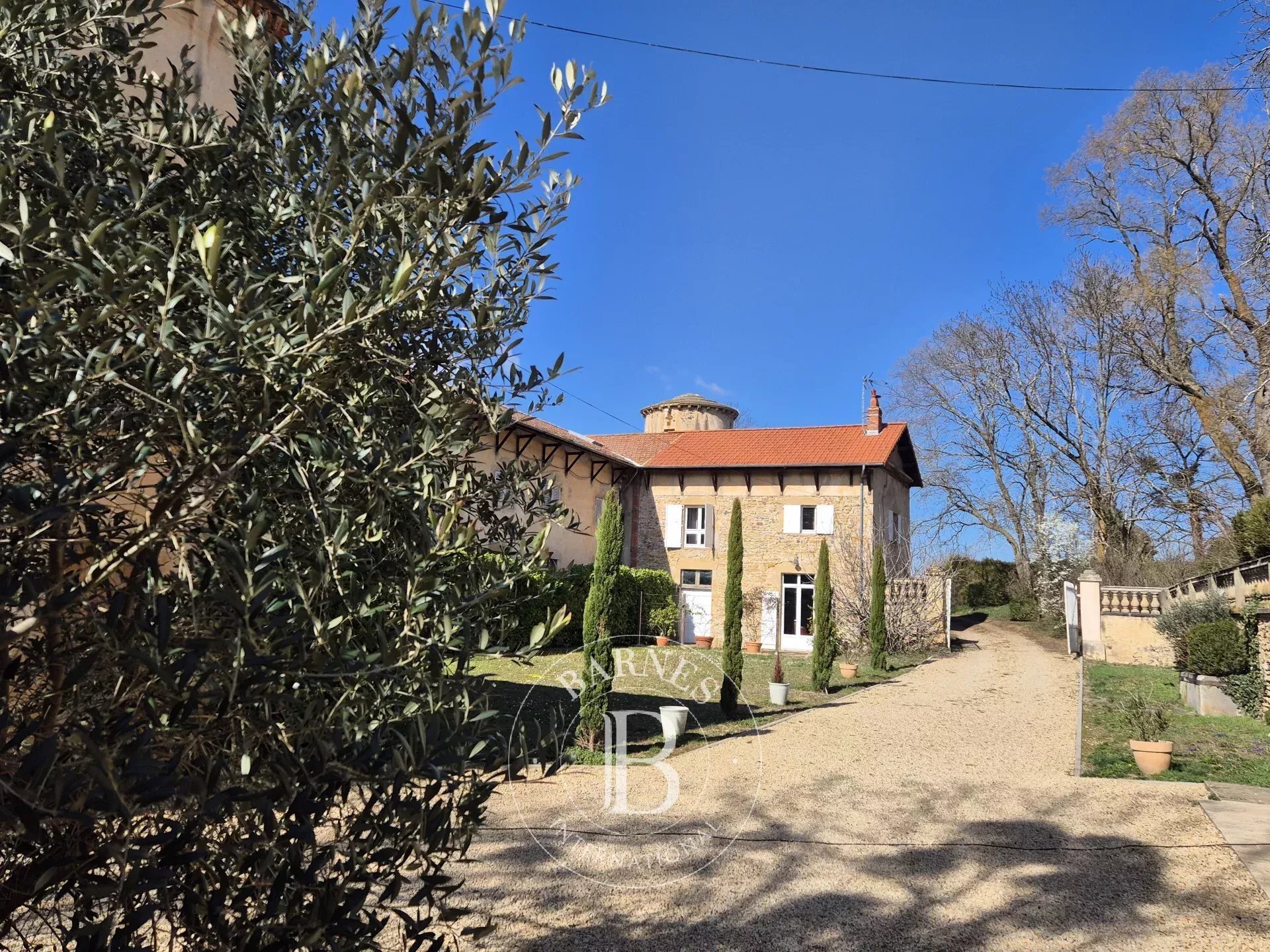South Of Clermont Ferrand, An Elegant Family Home Nestled Between A Landscaped Park And The Auvergne