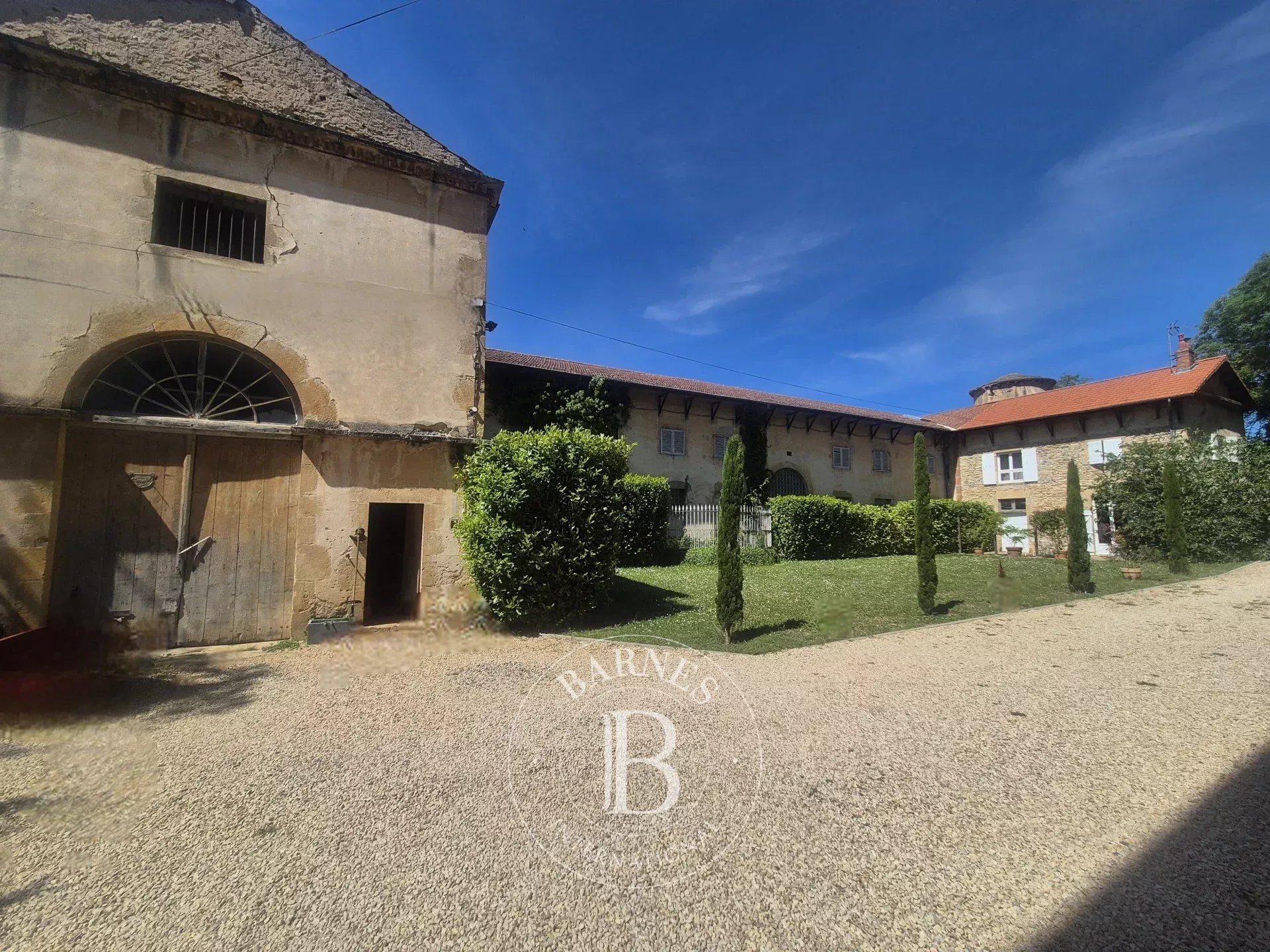 South Of Clermont Ferrand, An Elegant Family Home Nestled Between A Landscaped Park And The Auvergne