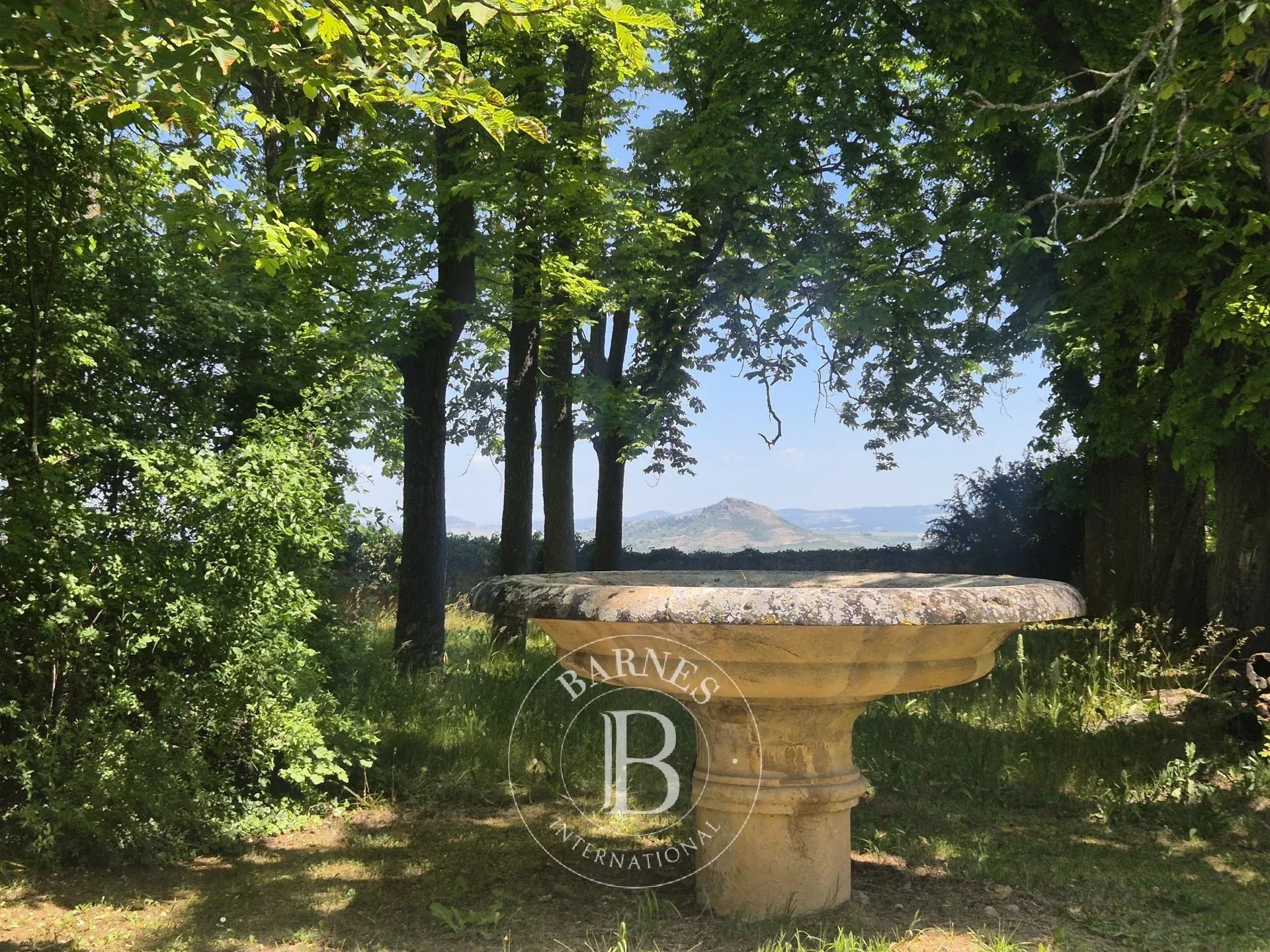 South Of Clermont Ferrand, An Elegant Family Home Nestled Between A Landscaped Park And The Auvergne