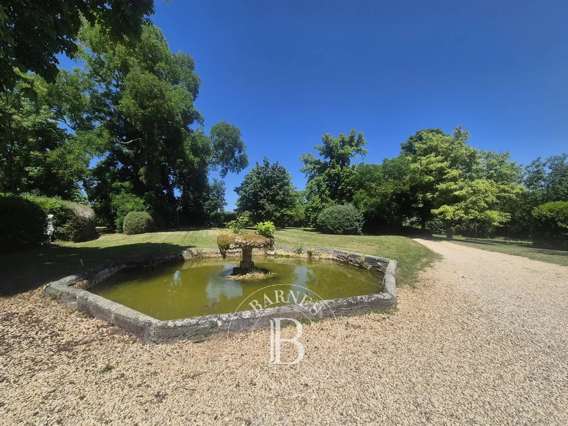 South Of Clermont Ferrand, An Elegant Family Home Nestled Between A Landscaped Park And The Auvergne