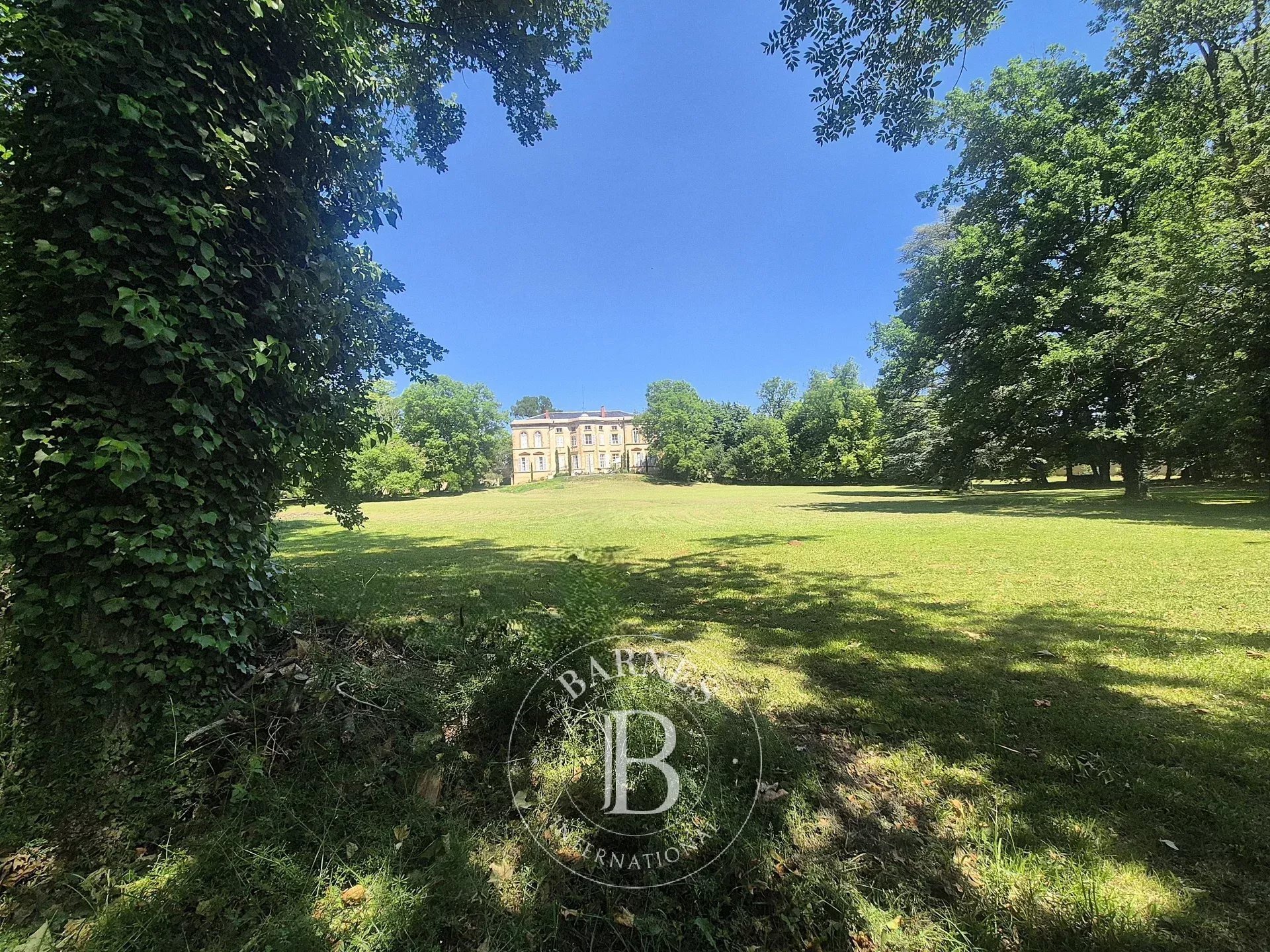 South Of Clermont Ferrand, An Elegant Family Home Nestled Between A Landscaped Park And The Auvergne