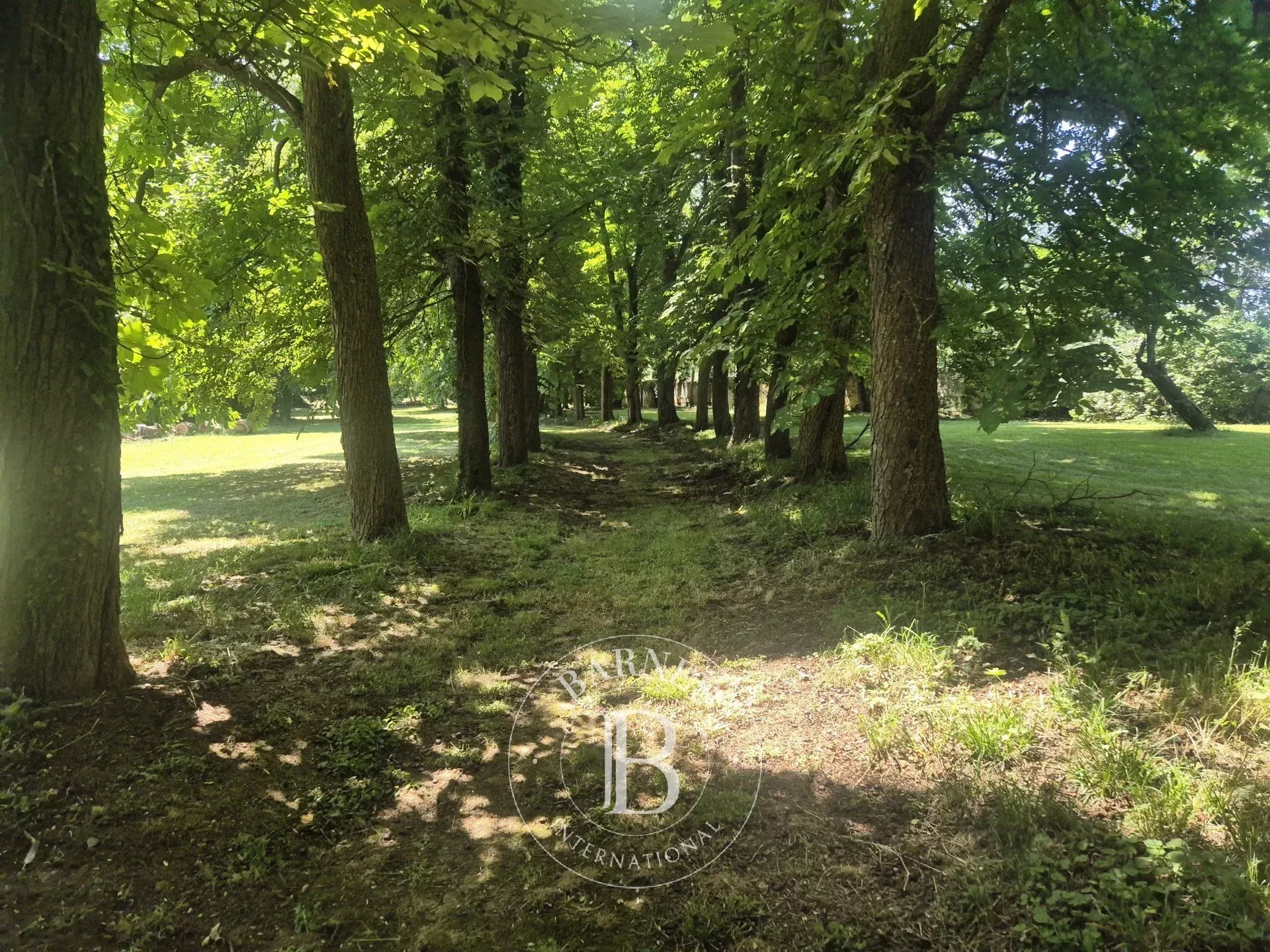 South Of Clermont Ferrand, An Elegant Family Home Nestled Between A Landscaped Park And The Auvergne