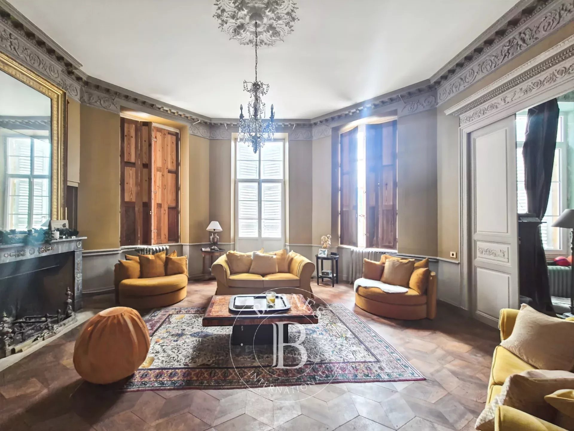 South Of Clermont Ferrand, An Elegant Family Home Nestled Between A Landscaped Park And The Auvergne