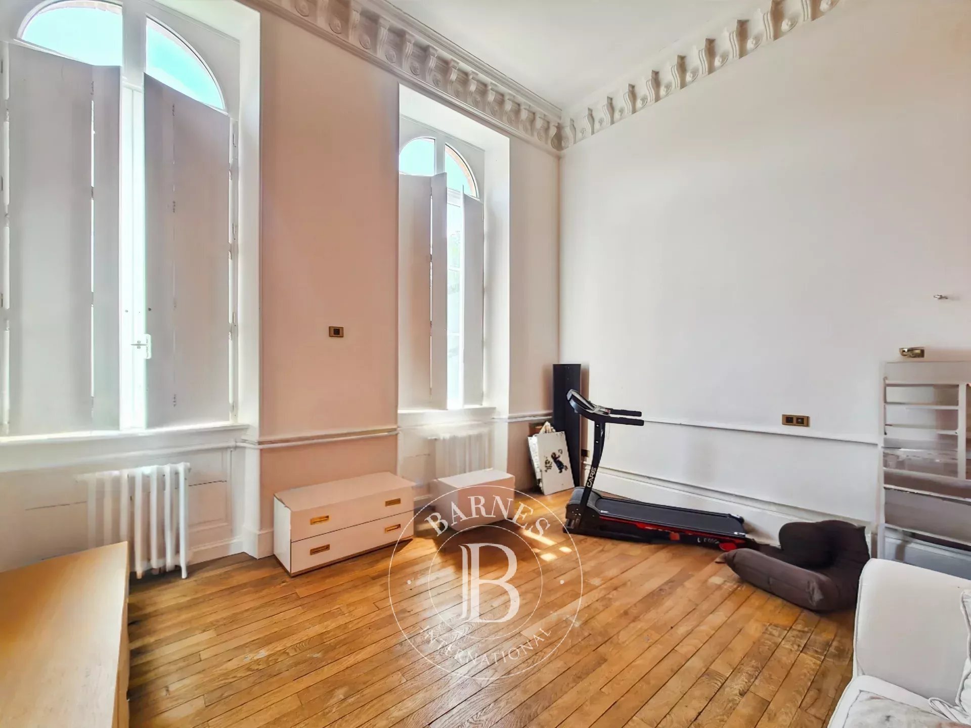 South Of Clermont Ferrand, An Elegant Family Home Nestled Between A Landscaped Park And The Auvergne