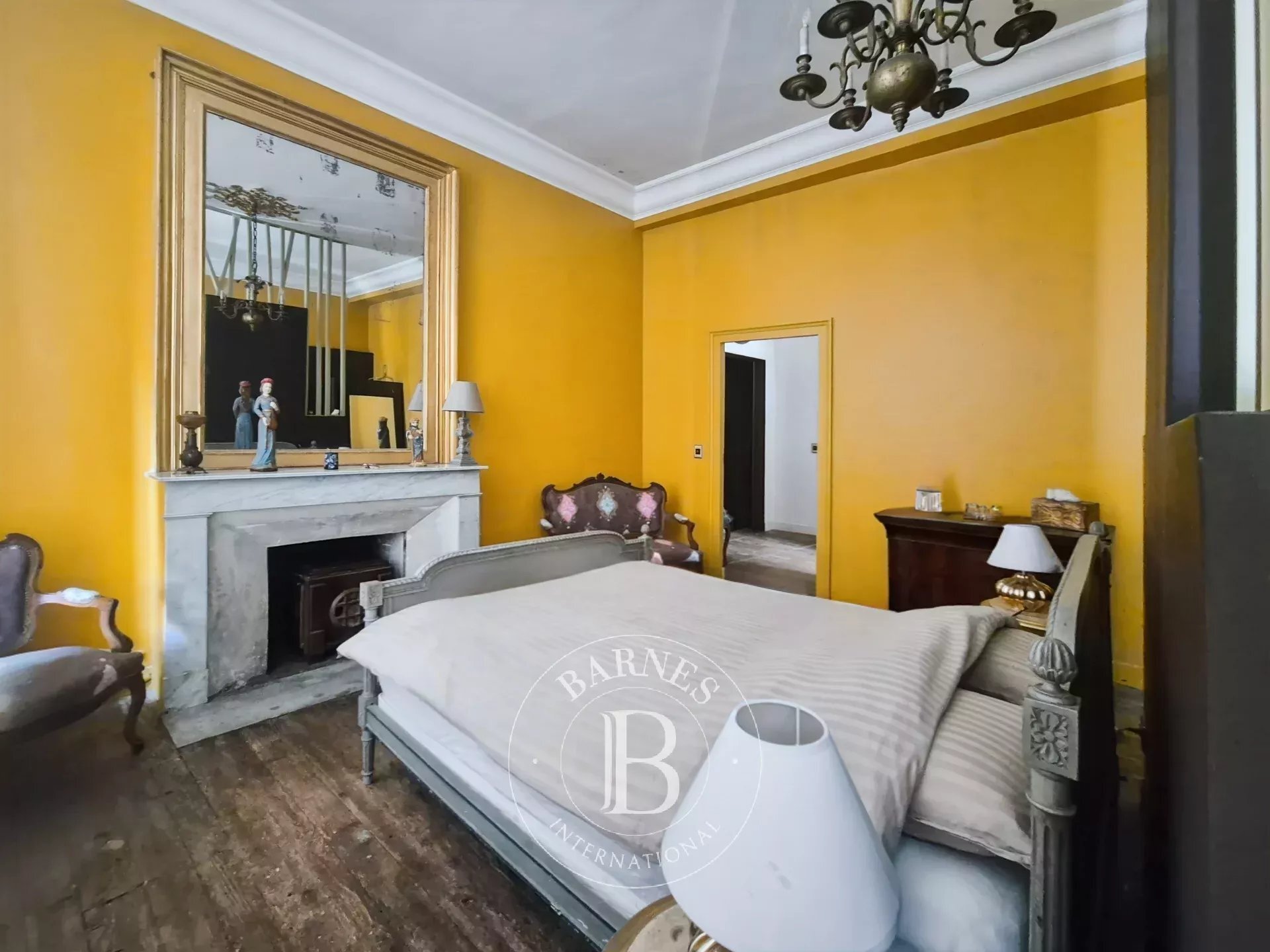 South Of Clermont Ferrand, An Elegant Family Home Nestled Between A Landscaped Park And The Auvergne