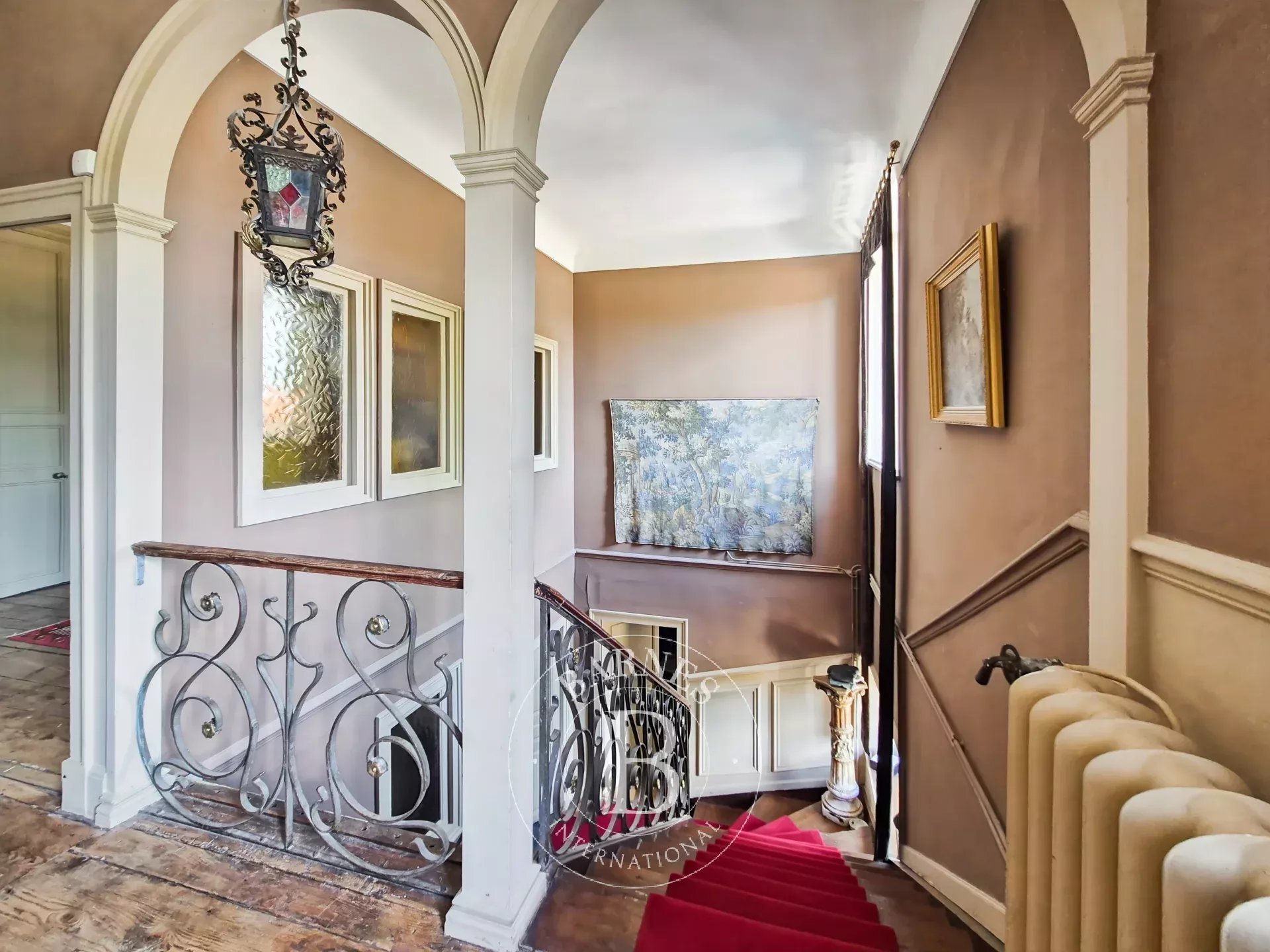 South Of Clermont Ferrand, An Elegant Family Home Nestled Between A Landscaped Park And The Auvergne