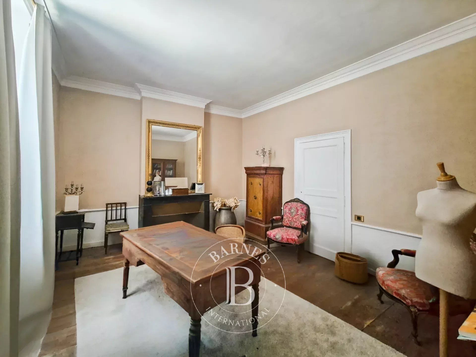 South Of Clermont Ferrand, An Elegant Family Home Nestled Between A Landscaped Park And The Auvergne
