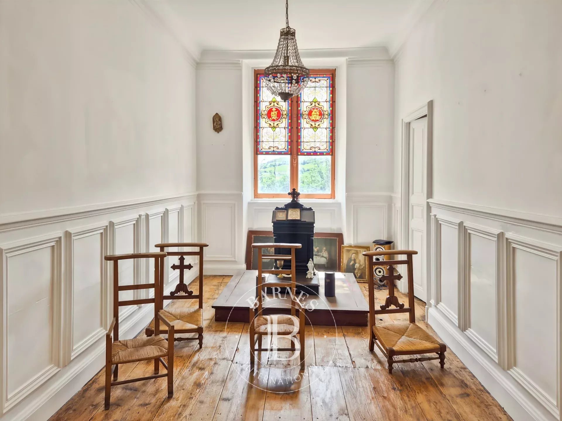 South Of Clermont Ferrand, An Elegant Family Home Nestled Between A Landscaped Park And The Auvergne