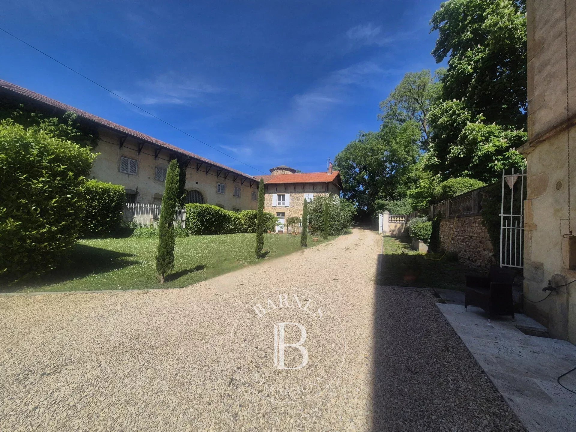 South Of Clermont Ferrand, An Elegant Family Home Nestled Between A Landscaped Park And The Auvergne