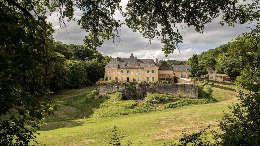Unique Estate In Périgord Noir On 67 Hectares Enclosed With A Castle And Outbuildings.