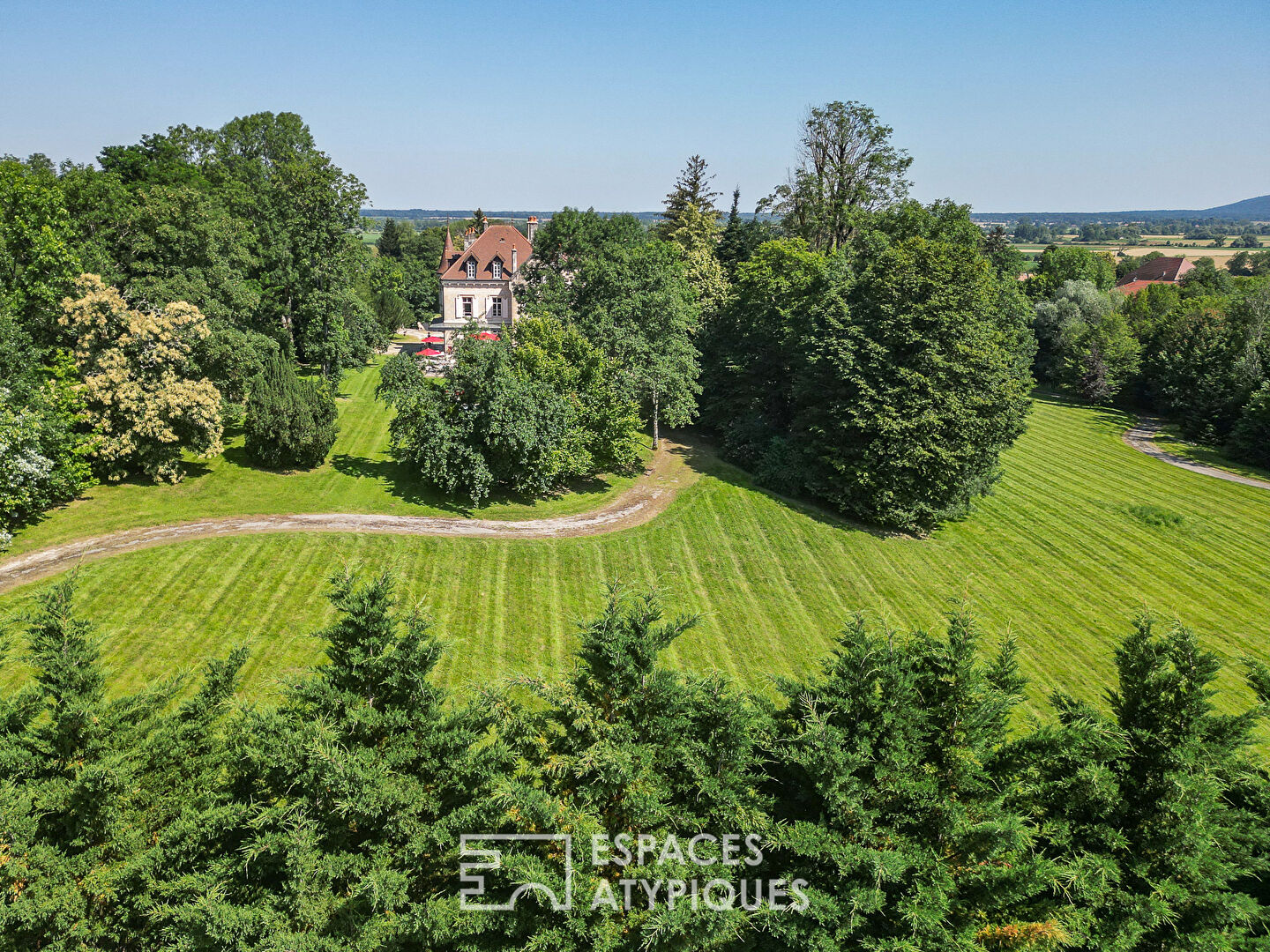 Timeless elegance in a meticulously restored castle - 2